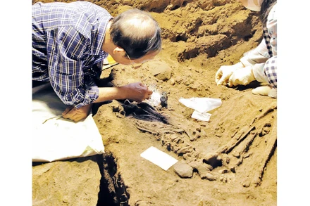 Hiện trường khai quật khảo cổ Hang Ðội 4 thuộc Danh thắng Tam Chúc.