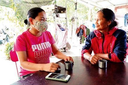 Chị Y Gar (bên phải) tuyên truyền cho người dân tác hại của nạn tảo hôn và hôn nhân cận huyết.