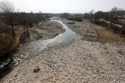 Một dòng sông khô cạn ở Cuneo, Italia. (Ảnh REUTERS)