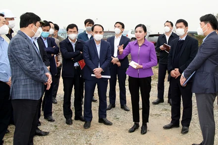 Bí thư Tỉnh ủy Hoàng Thị Thúy Lan kiểm tra các dự án giao thông trọng điểm.