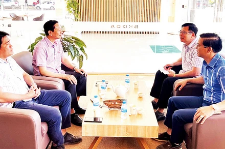 Ðại diện doanh nghiệp thuộc Hội Doanh nhân trẻ tỉnh Ðắk Lắk trao đổi về những khó khăn, vướng mắc của doanh nghiệp.