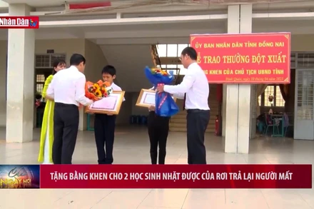 Tặng bằng khen cho 2 học sinh nhặt được của rơi trả lại người mất