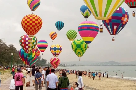 Khinh khí cầu trên bãi biển Phan Thiết tháng 3/2023. (Ảnh C.T)