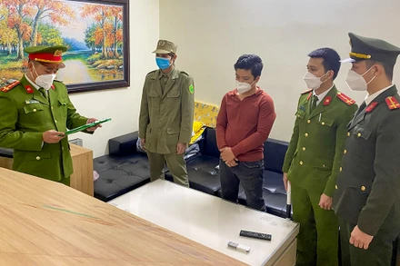 Một đối tượng trong đường dây mua bán dữ liệu, thông tin cá nhân trái phép bị bắt giữ. (Ảnh LÊ CHUNG)