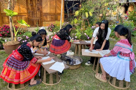 Học sinh Câu lạc bộ Mỹ thuật Trường phổ thông dân tộc nội trú tỉnh Lai Châu thực hành vẽ tranh bằng sáp ong.