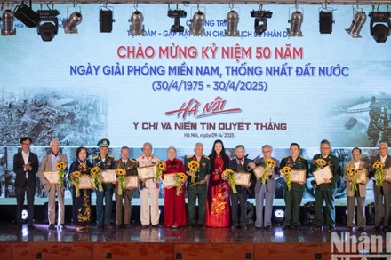 Đồng chí Bạch Liên Hương, Giám đốc Sở Văn hóa và Thể thao Hà Nội cùng Giám đốc Bảo tàng Hà Nội Nguyễn Tiến Đà trao giấy chứng nhận và tặng hoa cho các đại biểu.