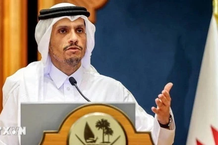 Thủ tướng Qatar Sheikh Mohammed bin Abdulrahman bin Jassim Al Thani phát biểu trong cuộc họp báo ở Doha ngày 12/6/2024. (Ảnh: Getty Images/TTXVN)