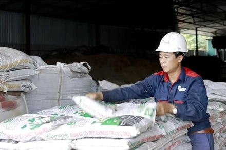 Ảnh minh họa: Vận chuyển sản phẩm phân bón tại Nhà máy sản xuất phân bón hữu cơ Bamboo Organic. (Ảnh: Hoàng Hùng/TTXVN)