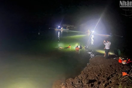 Lực lượng chức năng tổ chức tìm kiếm hai nạn nhân đuối nước ở sông Bé.