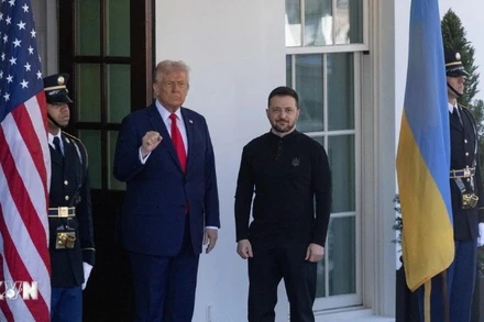 Tổng thống Mỹ Donald Trump (giữa) và Tổng thống Ukraine Volodymyr Zelensky tại cuộc gặp ở Nhà trắng, Washington, D.C., ngày 28/2. (Ảnh: THX/TTXVN)