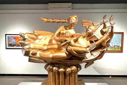 Tác phẩm tượng đồng Cội nguồn hạnh phúc của Đinh Gia Thắng.