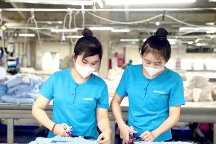 Công nhân nữ làm việc tại cơ sở sản xuất thuộc Tổng công ty cổ phần dệt may Hà Nội (Hanosimex).