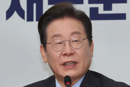 Chủ tịch đảng Dân chủ (DP) Lee Jae Myung phát biểu tại Quốc hội ở Seoul, Hàn Quốc ngày 9/4/2025. (Ảnh: Yonhap/TTXVN)