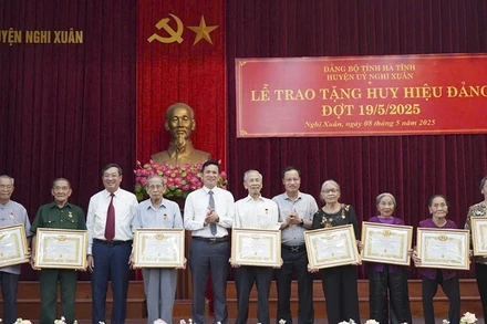 Huyện ủy Nghi Xuân (Hà Tĩnh) trao tặng Huy hiệu Đảng dịp 19/5/2025 cho các đảng viên trên địa bàn.