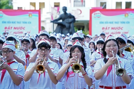 Thiếu nhi ở đầu cầu Thành phố Hồ Chí Minh đồng diễn trống kèn tại chương trình.
