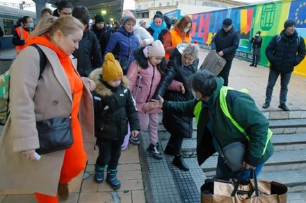 Người tị nạn từ Ukraine tới ga tàu hỏa ở Bucharest, Romania, ngày 7/3/2022. (Ảnh: THX/ TTXVN)