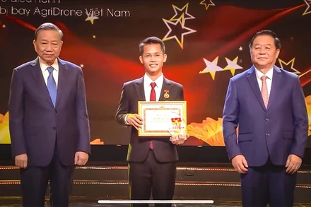 Tổng Bí thư Tô Lâm và Trưởng Ban Tuyên Giáo và Dân vận Trung ương Nguyễn Trọng Nghĩa trao Giải thưởng "Hồ Chí Minh-Hành trình Khát vọng 2024" cho anh Nguyễn Văn Thiên Vũ. (Ảnh: NVCC)