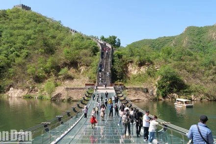 Cầu kính bắc qua đoạn trường thành xưa vốn chìm dưới nước.