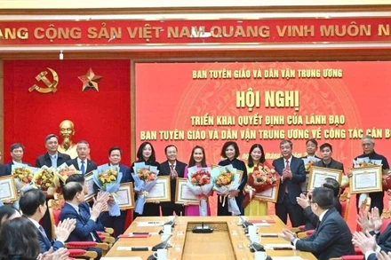 Ban Tuyên giáo và Dân vận Trung ương trao hoa, Bằng khen tặng các cán bộ nghỉ hưu trước tuổi. (Ảnh BTC)
