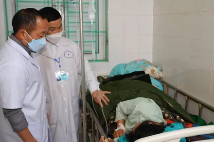 Các bác sĩ Trung tâm Y tế huyện Điện Biên Đông (tỉnh Điện Biên) tham gia Dự án 585 thăm khám cho bệnh nhân.