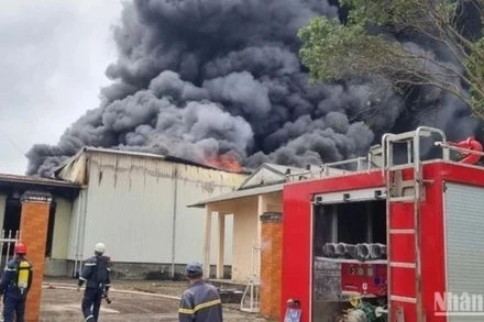 Lực lượng cứu hoả tiếp cận hiện trường vụ cháy.