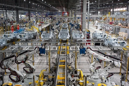 Dây chuyền sản xuất ô-tô tại nhà máy của Vinfast. (Ảnh TTXVN)