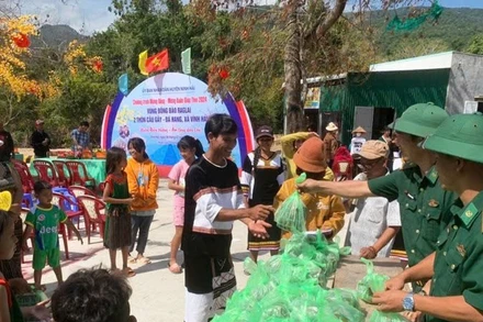 Đồn Biên phòng Vĩnh Hải trao quà Tết tặng đồng bào Ra Glai.