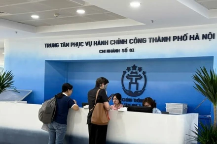 Người dân đến làm thủ tục hành chính tại Chi nhánh số 1 thuộc Trung tâm Phục vụ hành chính công thành phố Hà Nội.