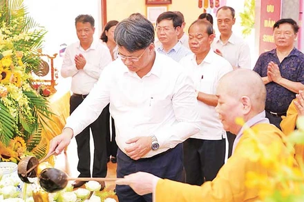 Các đại biểu thực hiện nghi lễ tắm Phật mừng Đại lễ Phật đản PL. 2567 - DL. 2023 tại chùa Tam Huyền, phường Thượng Đình, quận Thanh Xuân. (Ảnh VĂN HÒA)