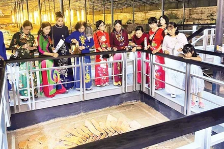 Khách du lịch tham gia tour du lịch đêm tại Hoàng thành Thăng Long.