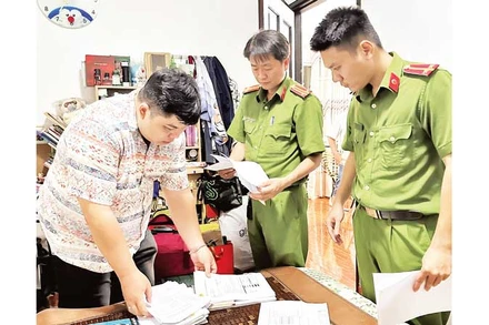 Cơ quan chức năng làm việc với một đối tượng cho vay nặng lãi. (Ảnh CTV)