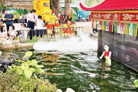 Các em nhỏ tại khu trải nghiệm của Nhà hát Nghệ thuật Phương Nam.