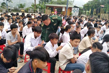 Cán bộ, chiến sĩ Đồn Biên phòng Bạch Đích, xã Bạch Đích, huyện Yên Minh, tỉnh Hà Giang vận động thanh thiếu niên xây dựng nếp sống văn minh. (Ảnh KHÁNH TRÌNH)