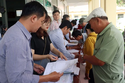 Người dân xã Tân Bửu, huyện Bến Lức (Long An) làm thủ tục nhận tiền bồi thường, giải phóng mặt bằng.