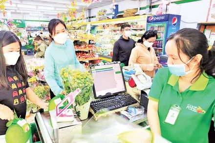 Người dân mua hàng tại một siêu thị Co.opmart. (Ảnh CTV)