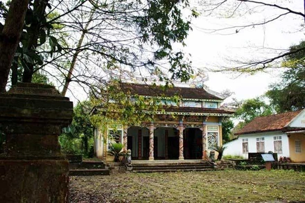 Ngôi nhà rường truyền thống theo lối kiến trúc ba gian, hai chái.