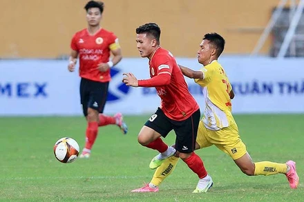 Quang Hải (áo đỏ) vẫn là nhân tố được trông chờ của Công an Hà Nội trong mùa giải V.League 1- 2023/2024. (Ảnh VFF)