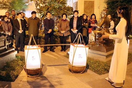 Du khách tham gia tour du lịch văn học “Chữ Tâm chữ Tài” tại Bảo tàng Văn học Việt Nam. (Ảnh TRẦN TUẤN LINH)