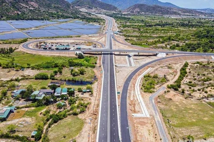 Giải ngân vốn đầu tư công là nhiệm vụ chính trị trọng tâm năm 2023, nhất là đối với các công trình hạ tầng giao thông trọng điểm. Trong ảnh: Nút giao thông thuộc dự án cao tốc Nha Trang-Cam Lâm được thông xe ngày 19/5, là điểm nhấn về thiết kế, mỹ thuật của tuyến.