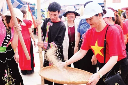 Du khách trải nghiệm nét đẹp văn hóa của người Xê Tiêng - giã gạo nuôi quân.