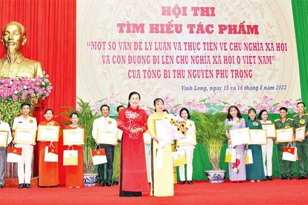 Ban tổ chức trao thưởng cho các thí sinh đạt giải hội thi.