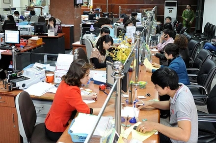 Khách hàng giao dịch tại Ngân hàng Nông nghiệp và Phát triển nông thôn Việt Nam (Agribank). (Ảnh TRẦN HẢI)