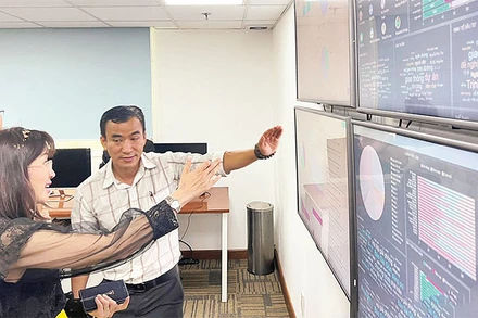 Đại diện Sở Thông tin và Truyền thông Thành phố Hồ Chí Minh giới thiệu phần mềm “Lắng nghe mạng xã hội”.