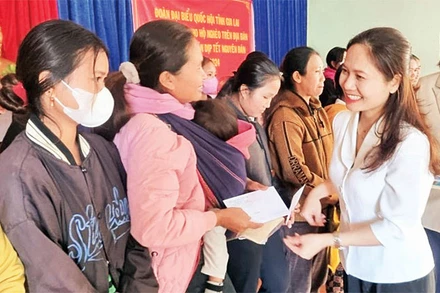 Những món quà tình nghĩa làm ấm lòng người dân mỗi dịp Tết đến, Xuân về.