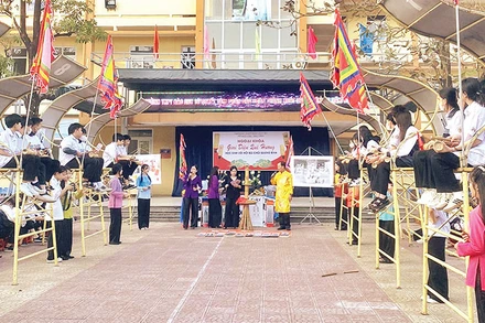 Học sinh Trường THPT Đào Duy Từ (Quảng Bình) tham gia hội bài chòi.