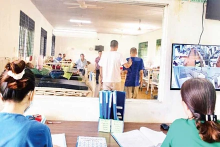 Các bác sĩ, nhân viên y tế theo dõi bệnh nhân qua tấm kính ngăn cách phòng và camera 24/7.