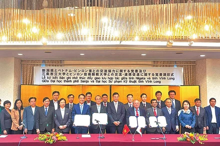 Đoàn công tác của tỉnh Vĩnh Long làm việc với các đối tác Nhật Bản.