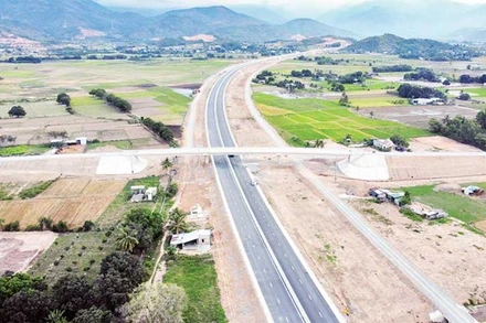 Tuyến đường đi qua những cánh đồng màu mỡ, làng mạc trù phú của tỉnh Khánh Hòa.