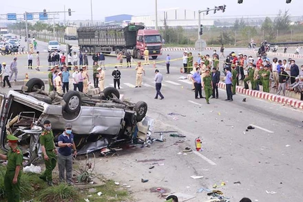 Lực lượng chức năng cứu hộ, cứu nạn vụ tai nạn giao thông đặc biệt nghiêm trọng xảy ra tại huyện Núi Thành (Quảng Nam) ngày 14/2/2023.