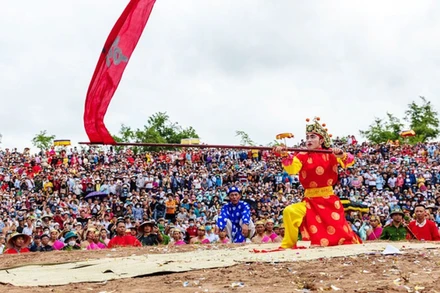 Một màn trình diễn tại Hội Gióng Phù Đổng. (Ảnh PHẠM QUỐC DŨNG)